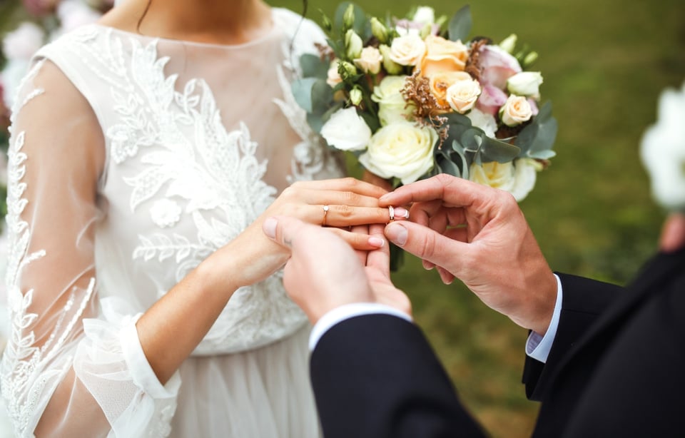 Papá hispano interrumpe la boda de su yerno tras ser infiel a su hija featured image