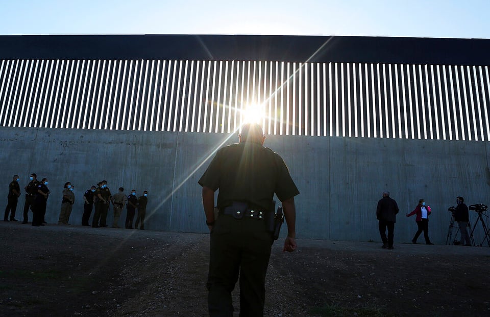 Agente inmigración agrede indocumentada