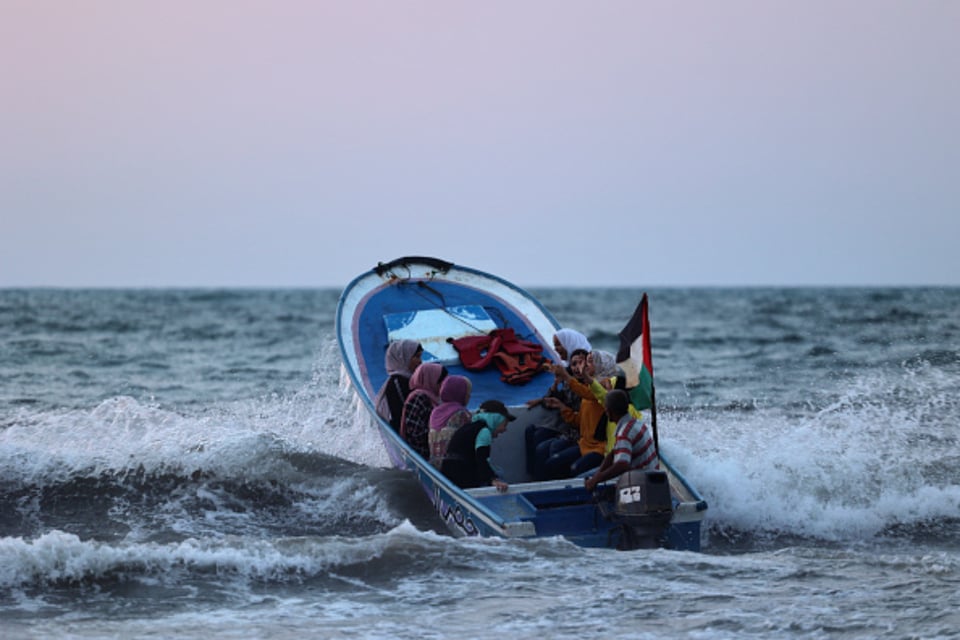 Encuentran cuerpos de migrantes en bote y rescatan a decenas en el mar featured image