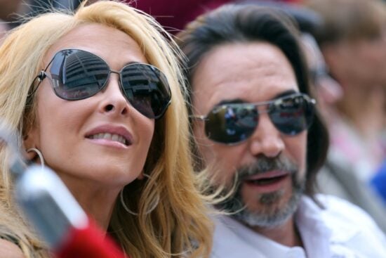 Romance, Intérprete, Controversia, Esposa del Buki presume figura, Cirugías