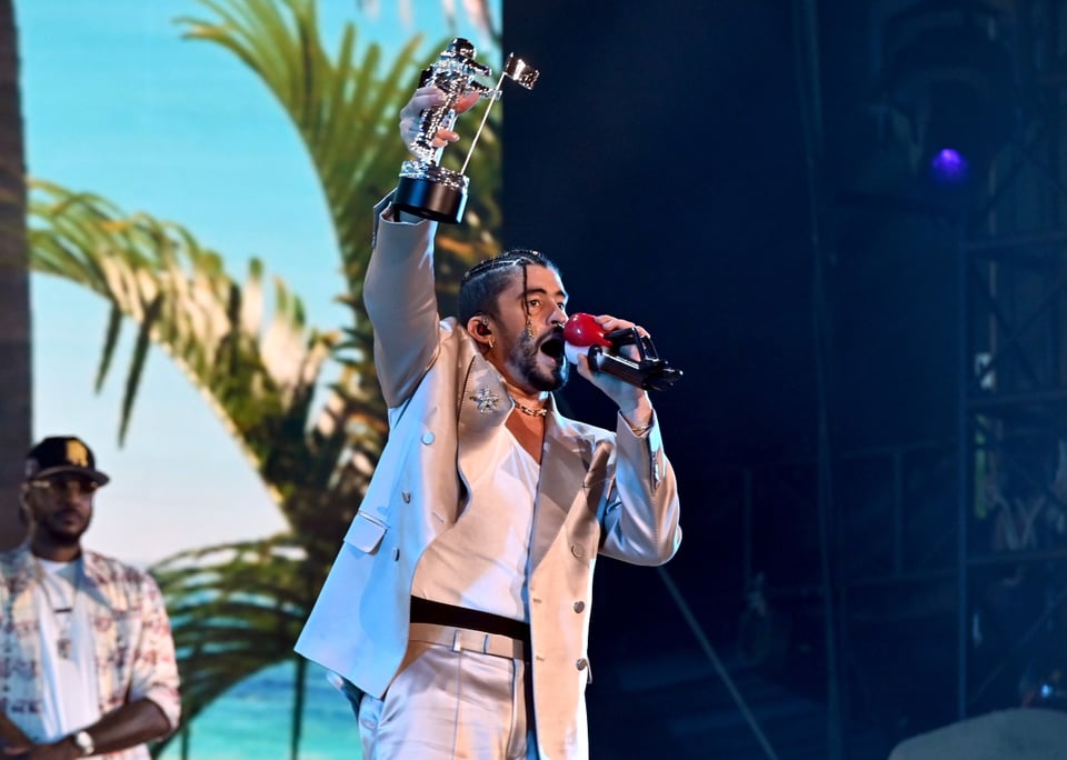 Bad Bunny se convierte en el primer latino en ganar artista del año en los VMAs 2022