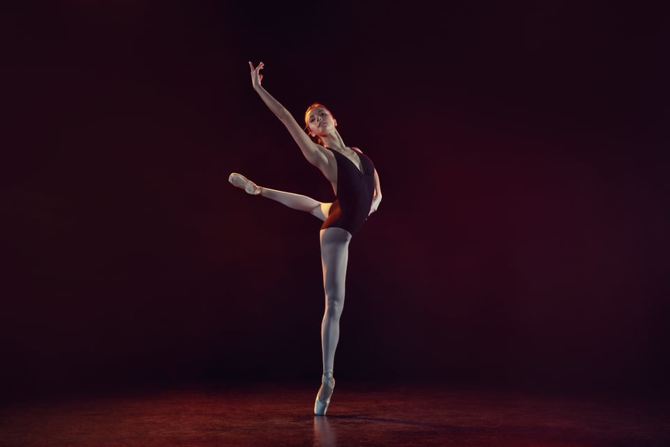 Bailarina cae desde las alturas en pleno show