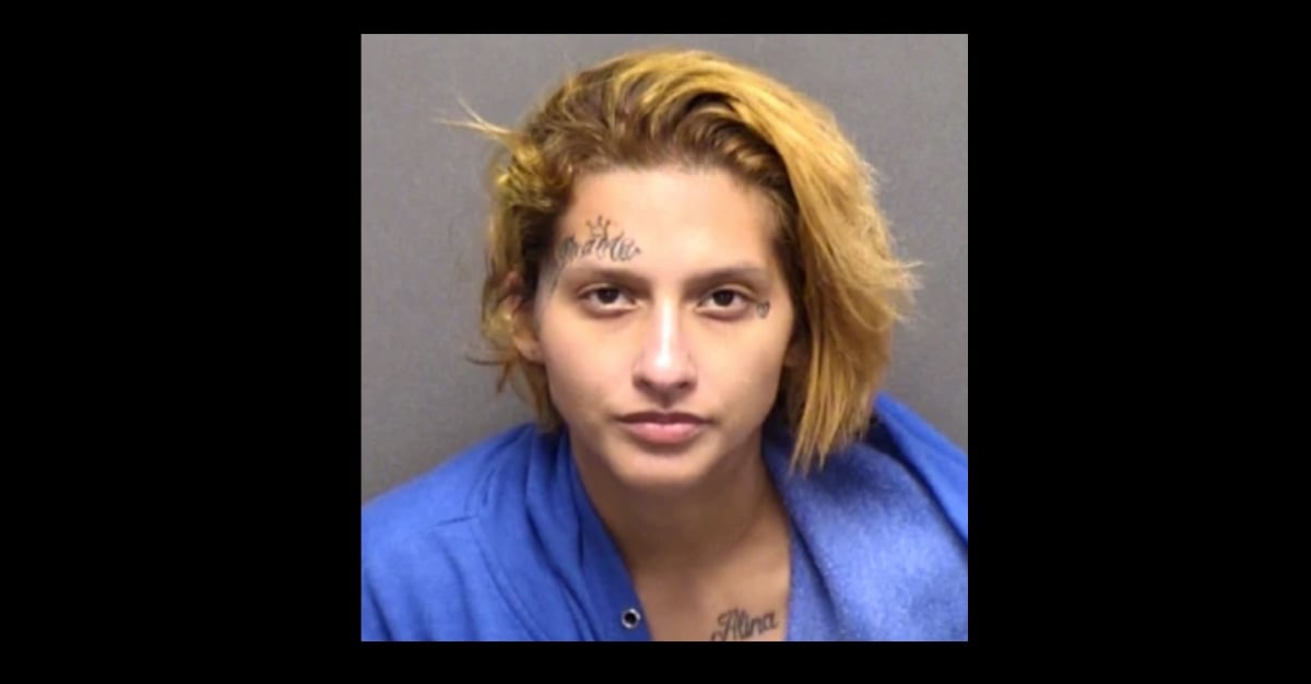 Julie Ann Banda fue detenida en Texas acusada del homicidio a balazos de su padrastro Carlos Chávez ocurrido hace dos años.