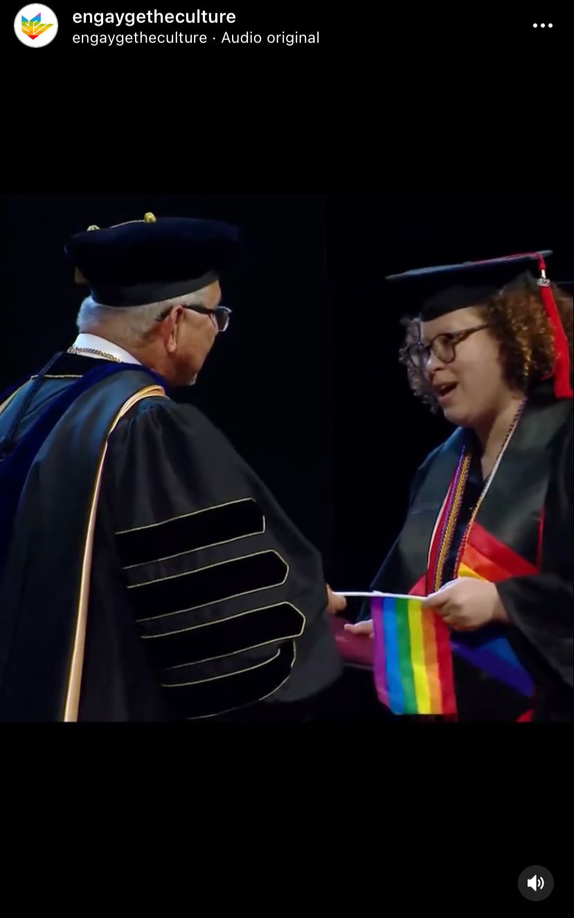 ¿Por qué le dieron banderas del 'Orgullo'?