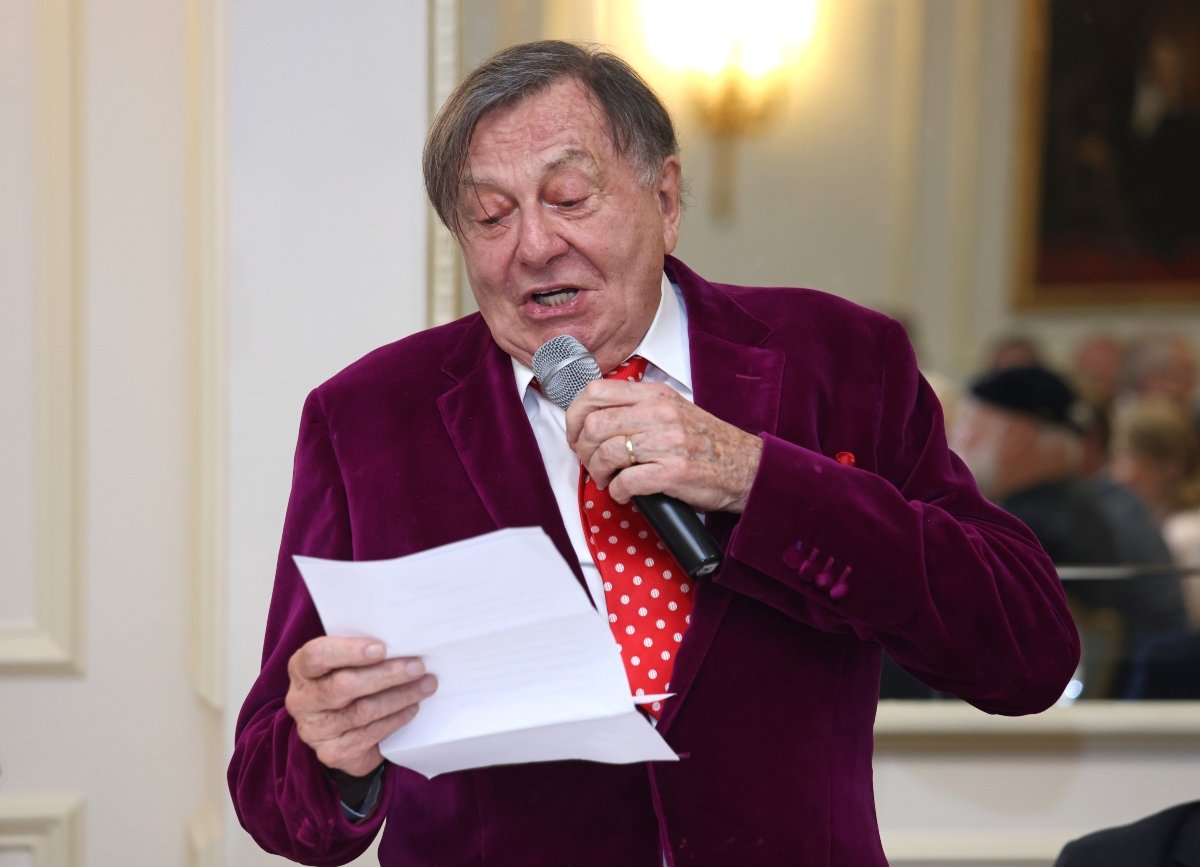 Muere el cómico Barry Humphries a los 89 años de edad