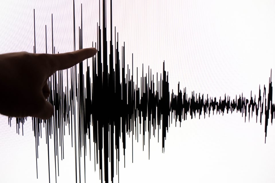 Mano señalando gráfico, sismo, MundoNow