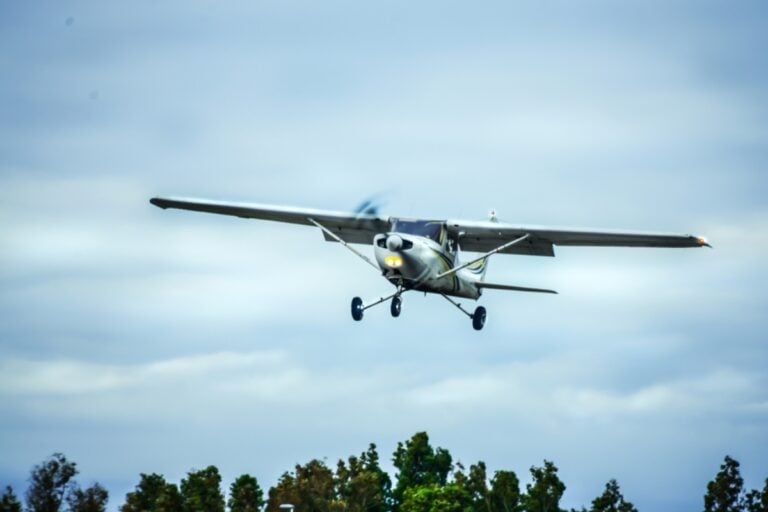 Grupo criminal lanza folletos desde aeronave en Jalisco