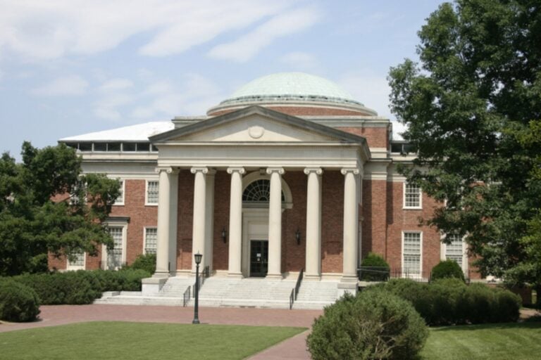 UNC Chapel Hill en alerta por posible tiroteo: Buscan a sospechoso