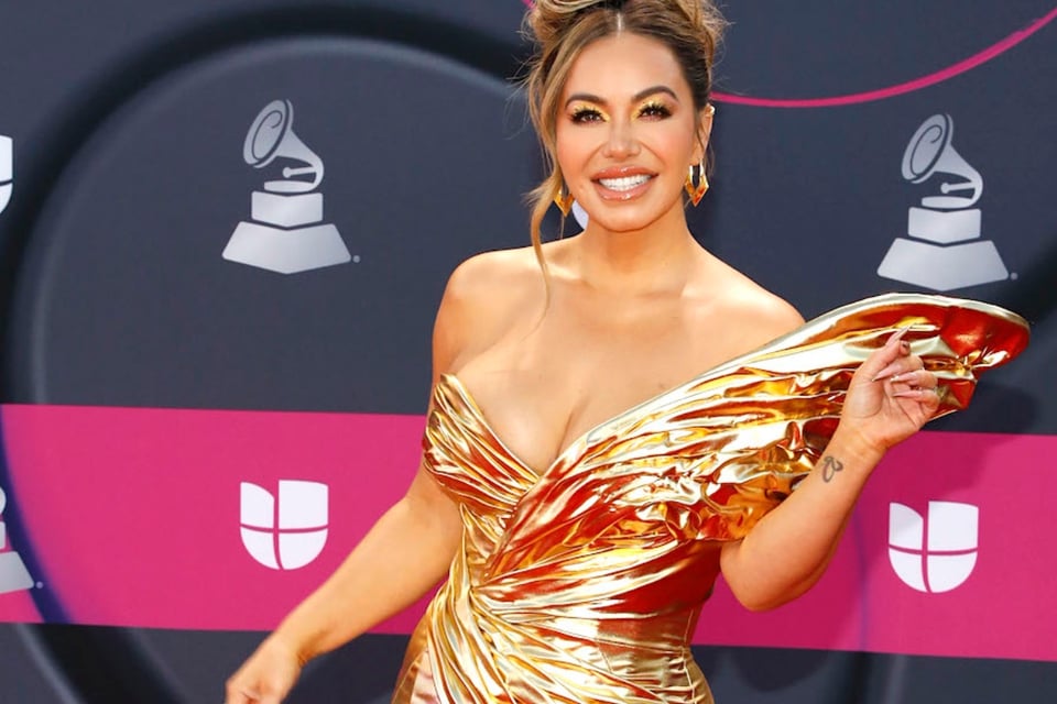 Fajas, Figura espectacular, vestido dorado, Alfombra roja, Premio Lo Nuestro