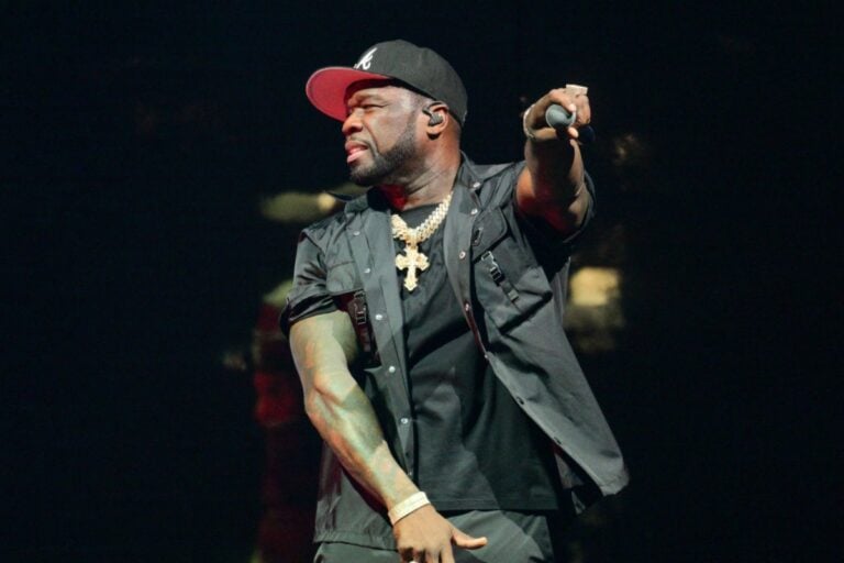 50 Cent lanza micrófono y deja a una mujer gravemente herida