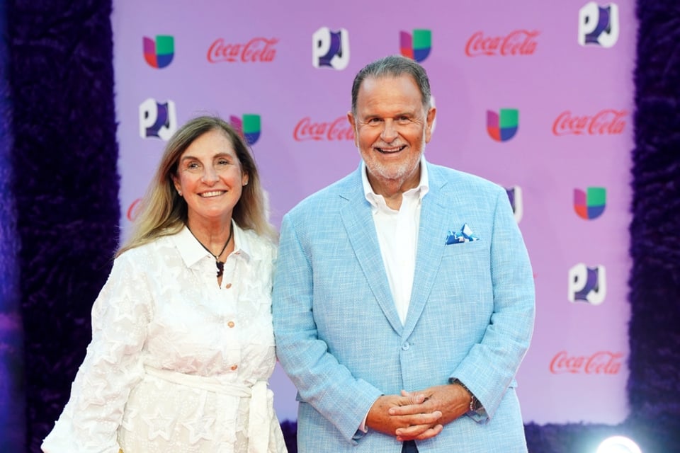 Wife of Raúl Molina, Mexico, Awards, red carpet, blue suit, Raúl de Molina beast in bed