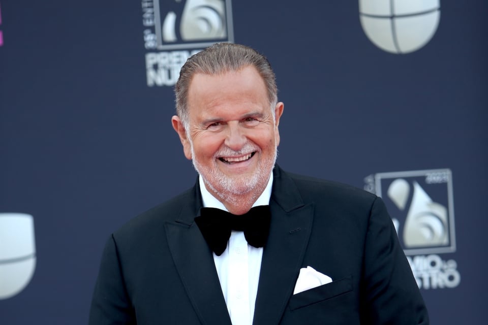 Presenter, Latin America, El Gordo y la Flaca', Awards, Raúl de Molina beast in bed