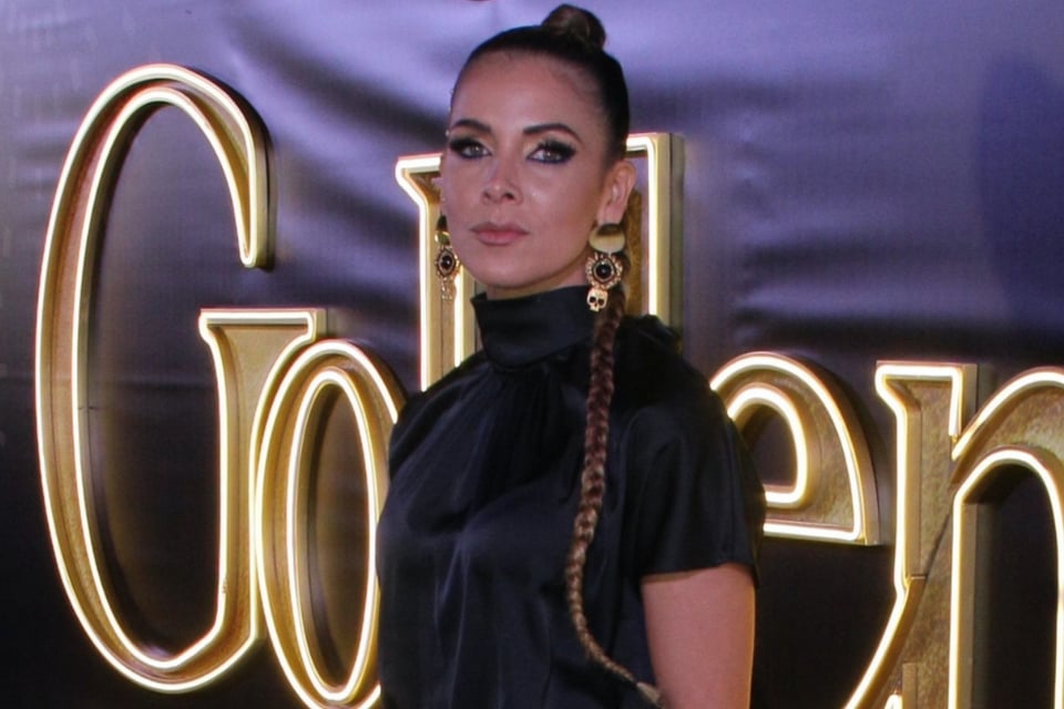 Celebrities, two parts, red carpet, awards, photos