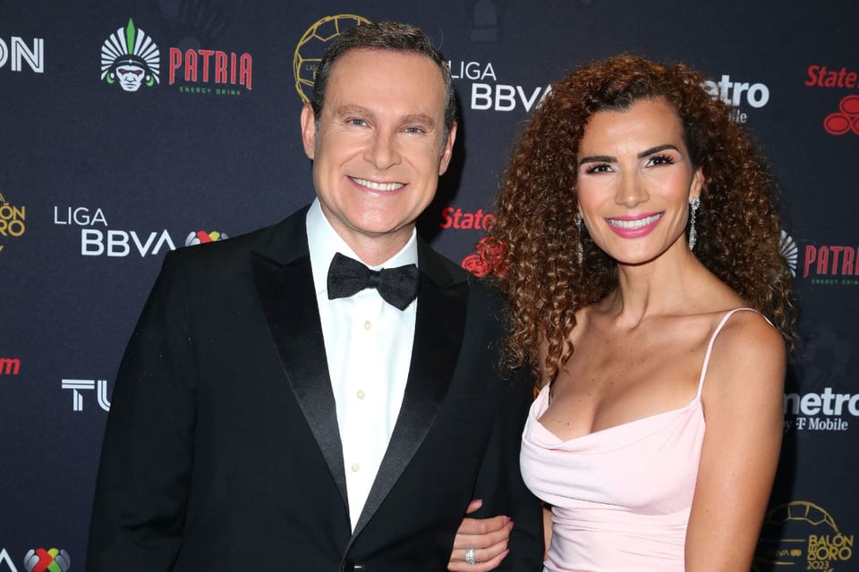 Medios, prensa, pareja, alfombra roja, traje