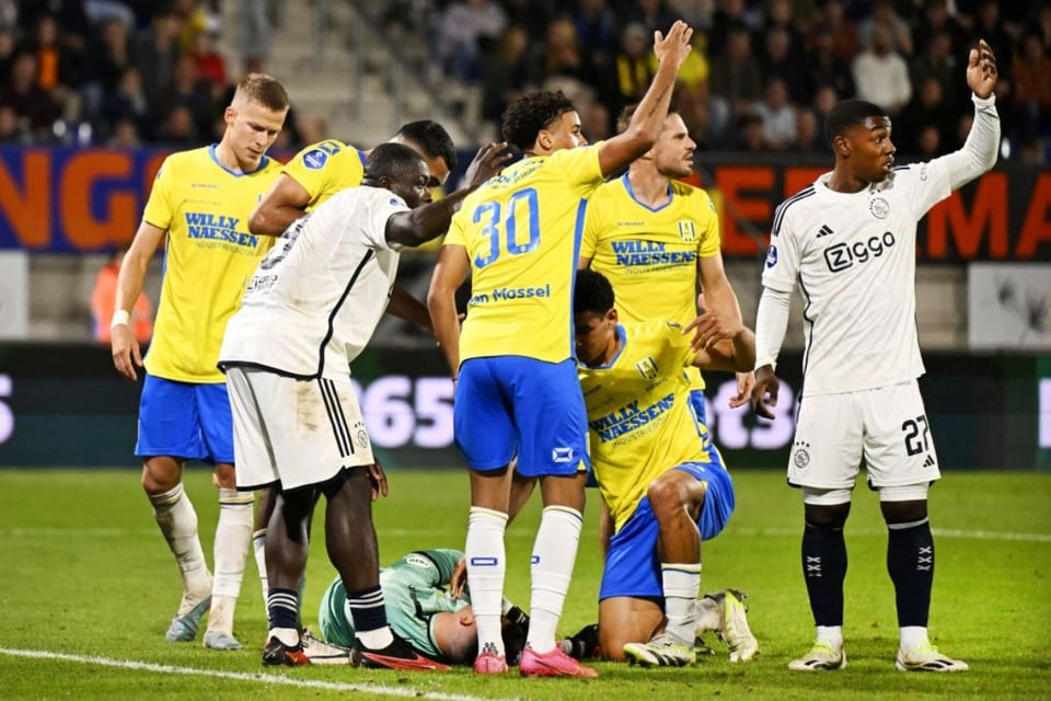 Suspenden partido Waalwijk vs. Ajax, deporte, protocolo médico, futbolistas, lamento, público,