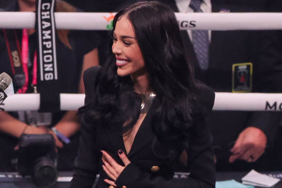 Danna Paola presume regalo de Canelo Álvarez en la pelea
