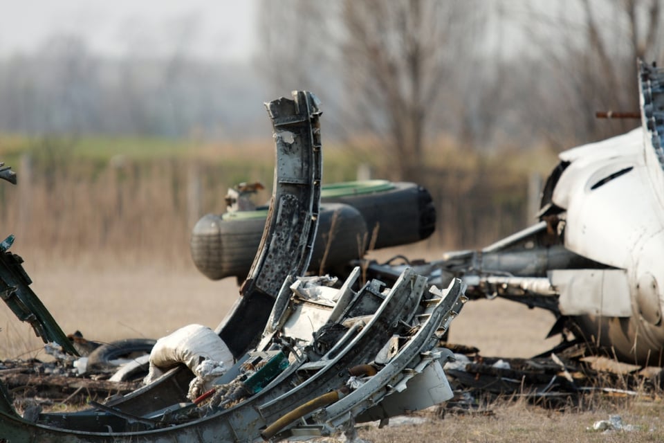 Piezas de avión destrozado