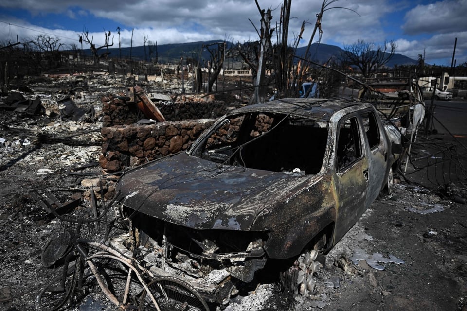 Carro quemado por incendio forestal en Hawái
