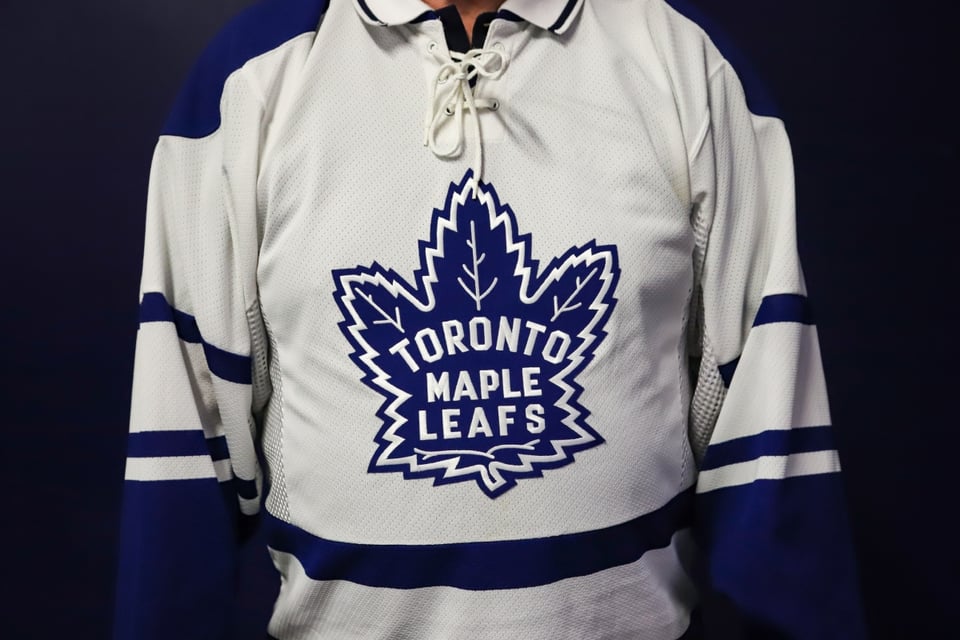 Uniforme de los Maple Leafs, equipo donde jugó Bobby Baun, MundoNow