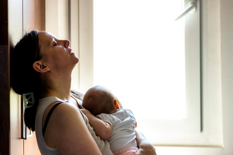 Woman carrying baby while she is tired, MundoNow