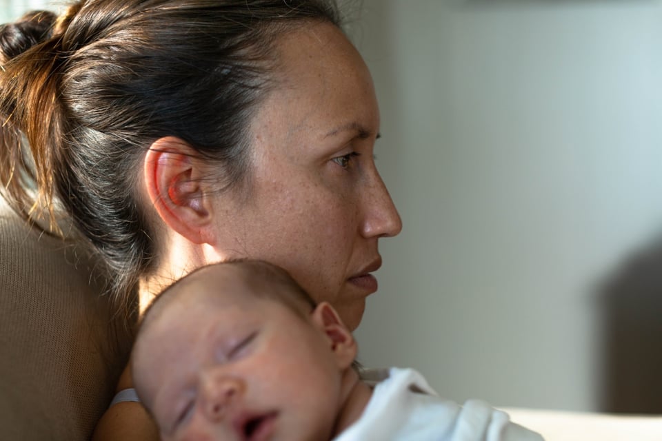 Sleeping baby, tired woman, MundoNow