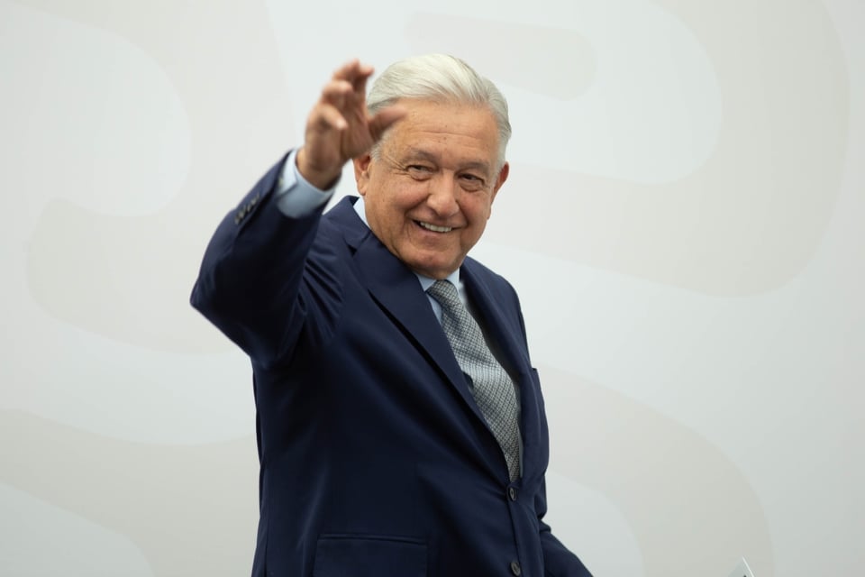 AMLO saludando, mandatario de México, político, MundoNow