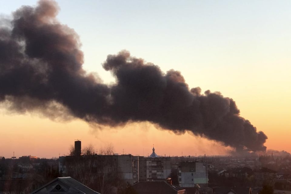 Bombardean edificios en capital de Ucrania horas antes de que Biden hable con líder chino