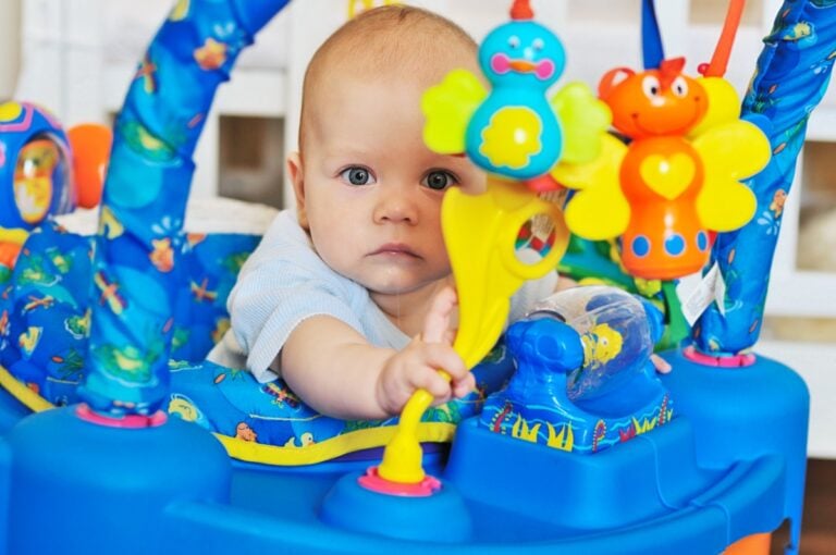 ¡Tenga cuidado! Emiten recall de ‘saltadores’ para bebés que venden en Walmart
