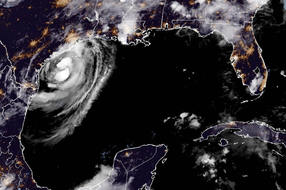 Emiten órdenes de evacuación por Beryl a horas de que impacte en Texas