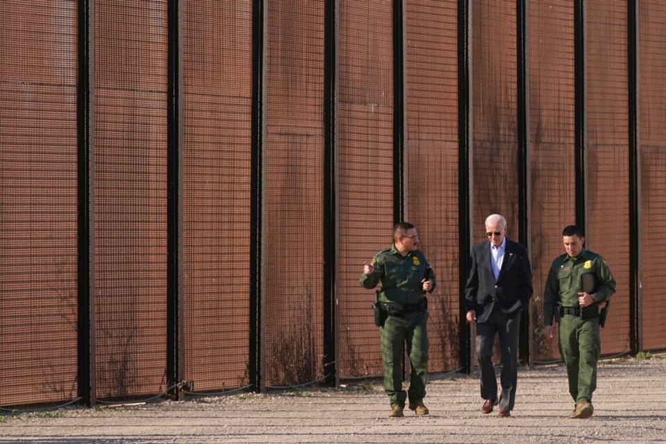 Biden camina por un tramo de la frontera con México