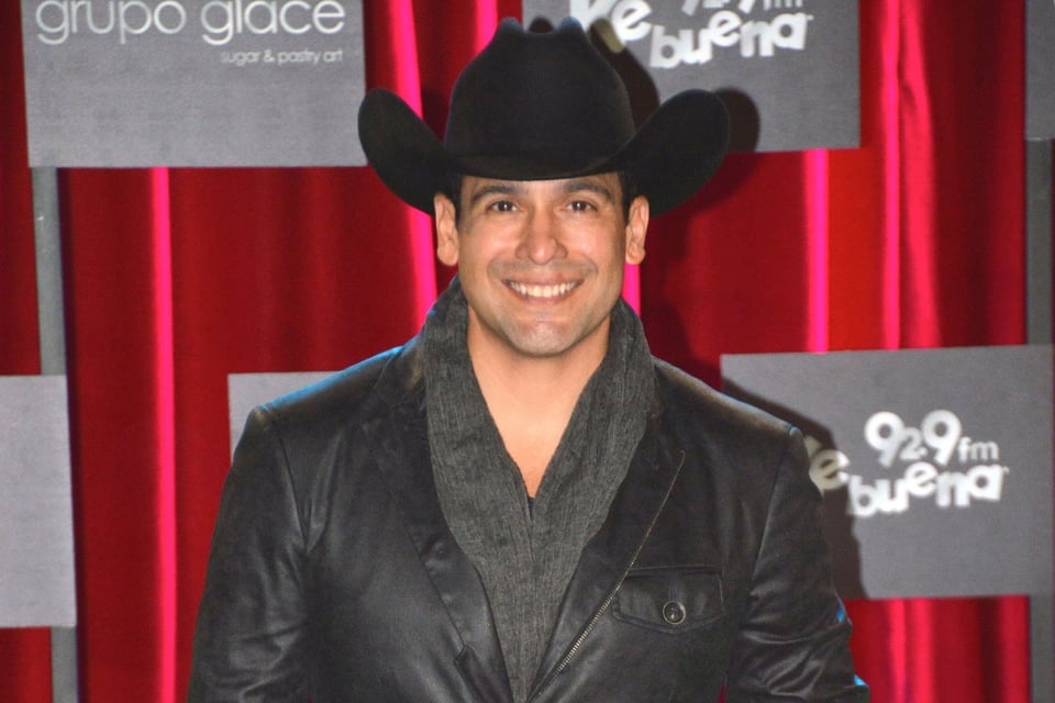 Bobby Pulido sorprende y muestra a su pareja con romántico mensaje featured image