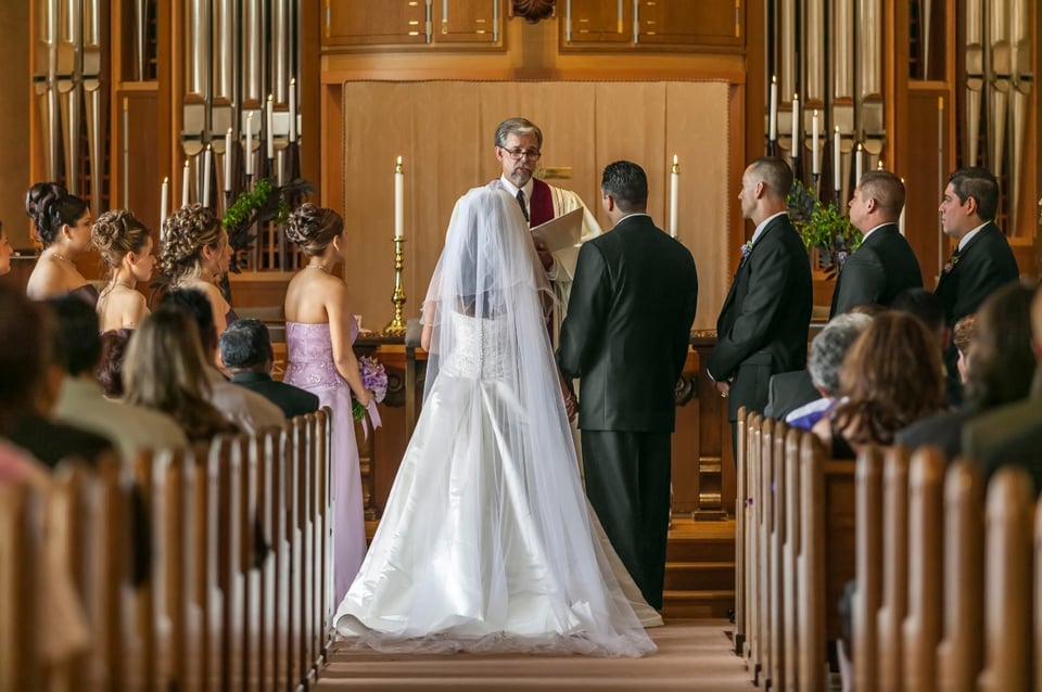Sacerdote decide ‘abandonar’ misa en plena boda porque grababan la ceremonia (VIDEO)