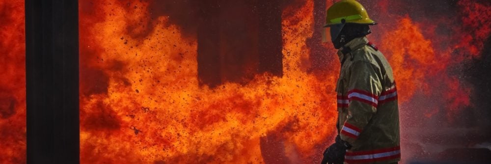 ¿FUERON LOS NARCOS? Difunden imágenes de cómo tres hombres entran a legendaria discoteca de México y le prenden fuego