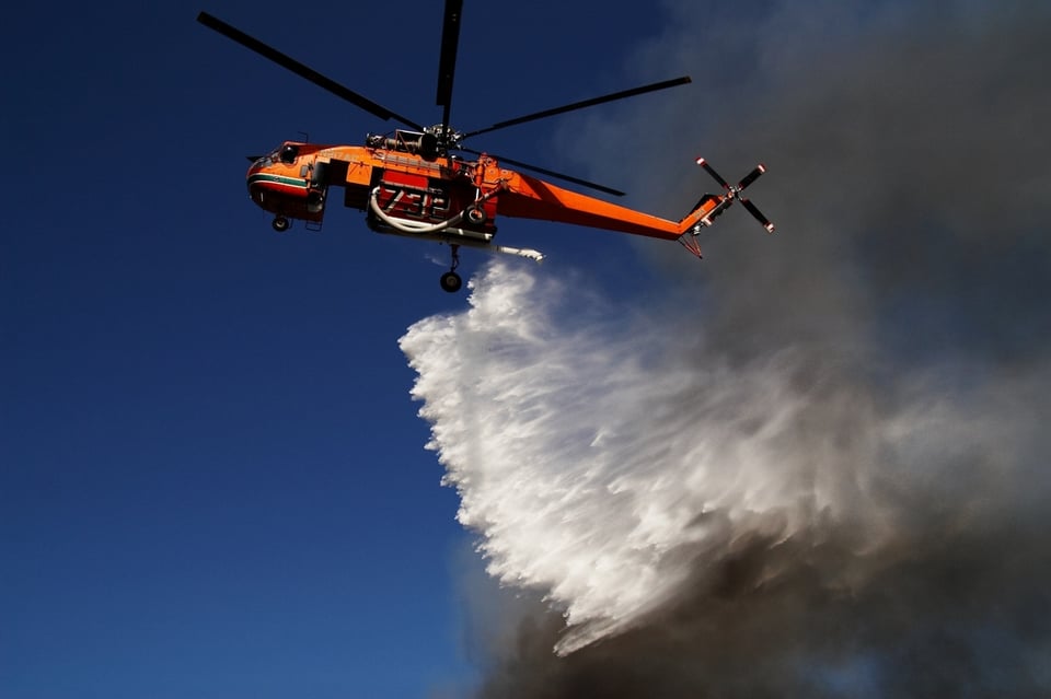 Helicóptero combatiendo incendio