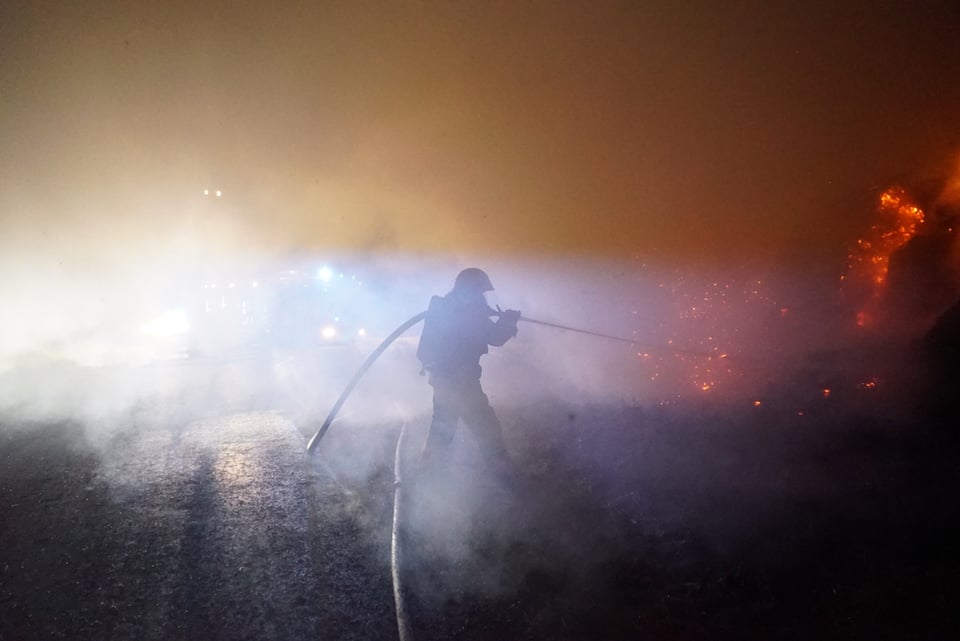 Bombero luchando contra las llamas