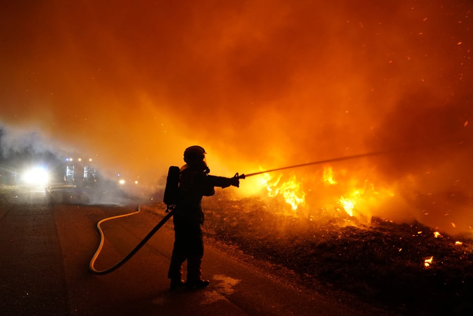 Bombero en medio de las llamas