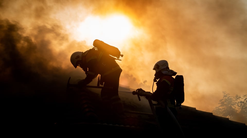 Bomberos en incendio