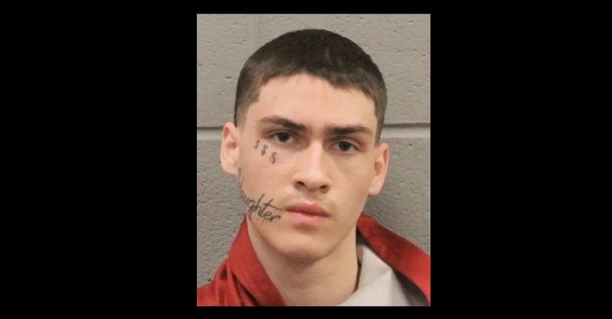 Delessandro Bou fue detenido y acusado por el homicidio a balazos del hispano David Cuadrado en un crimen ocurrido el año pasado.