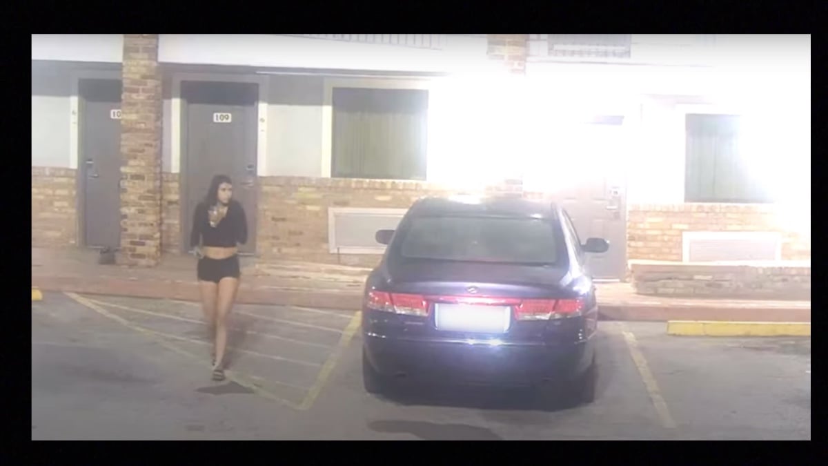 Bree, una chica hispana, es buscada en Houston, Texas, por haber sido el anzuelo seductor de un hombre en un violento robo en un motel, MundoNow