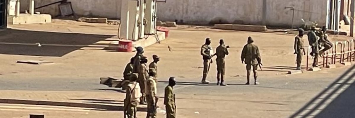 Anuncian disparos en base militar Burkina Faso