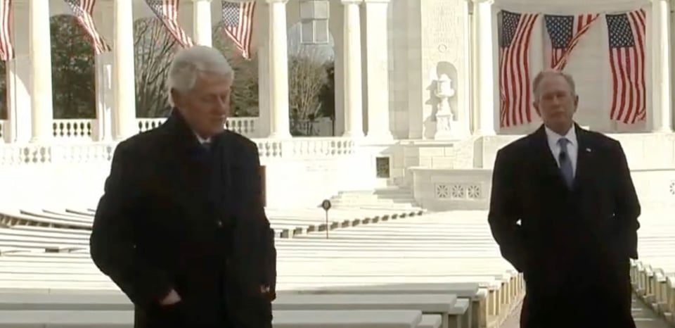 Bush y Clinton aparecen ¿haciendo algo por Ucrania?