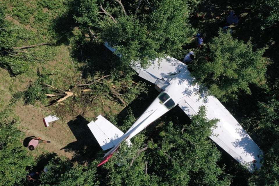 Piloto de avión realiza aterrizaje de emergencia en Florida (VIDEO)