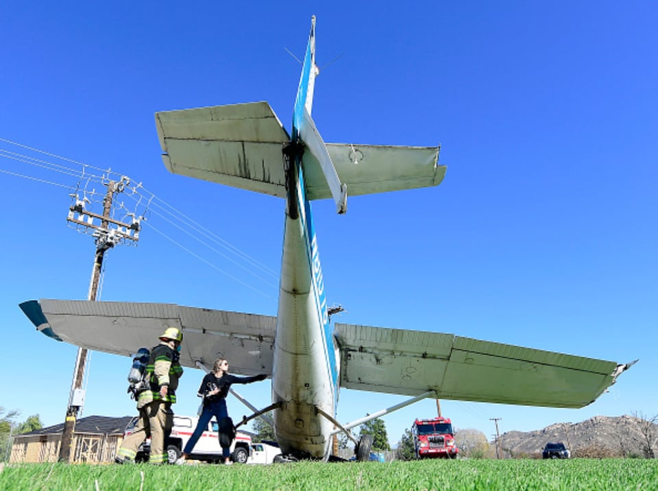Avioneta cae en cementerio de EEUU e informan saldo