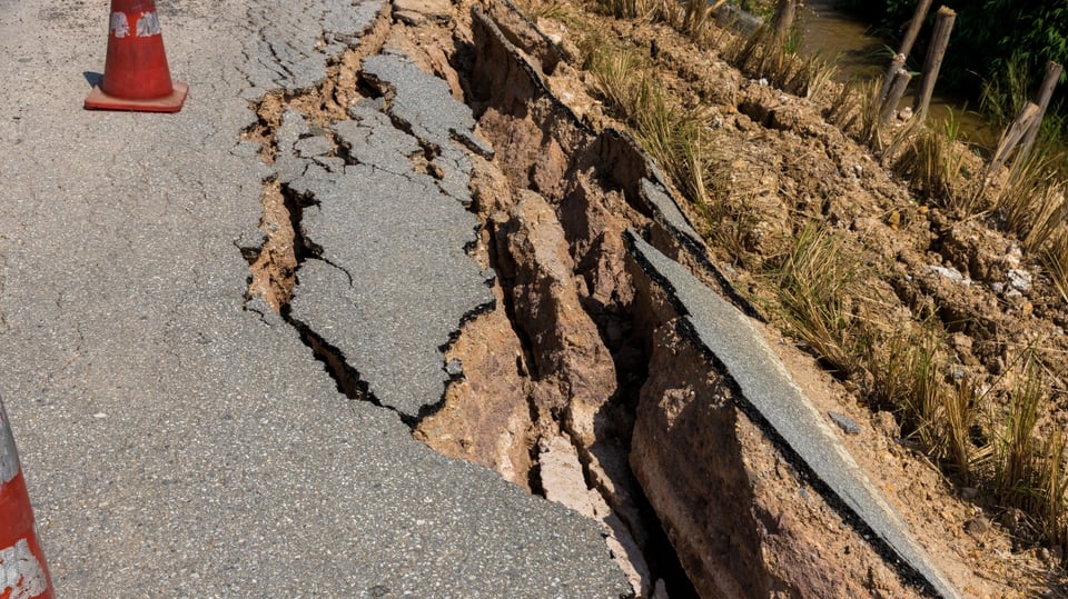 Enorme socavón provocado tras intensa tormenta se traga auto en Georgia featured image