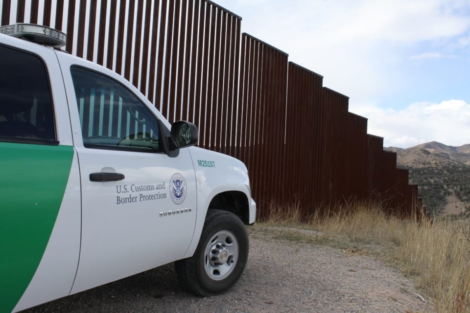 ¡Lo insospechado! Agentes de la aduana de EE.UU. se van contra militares mexicanos y los detienen