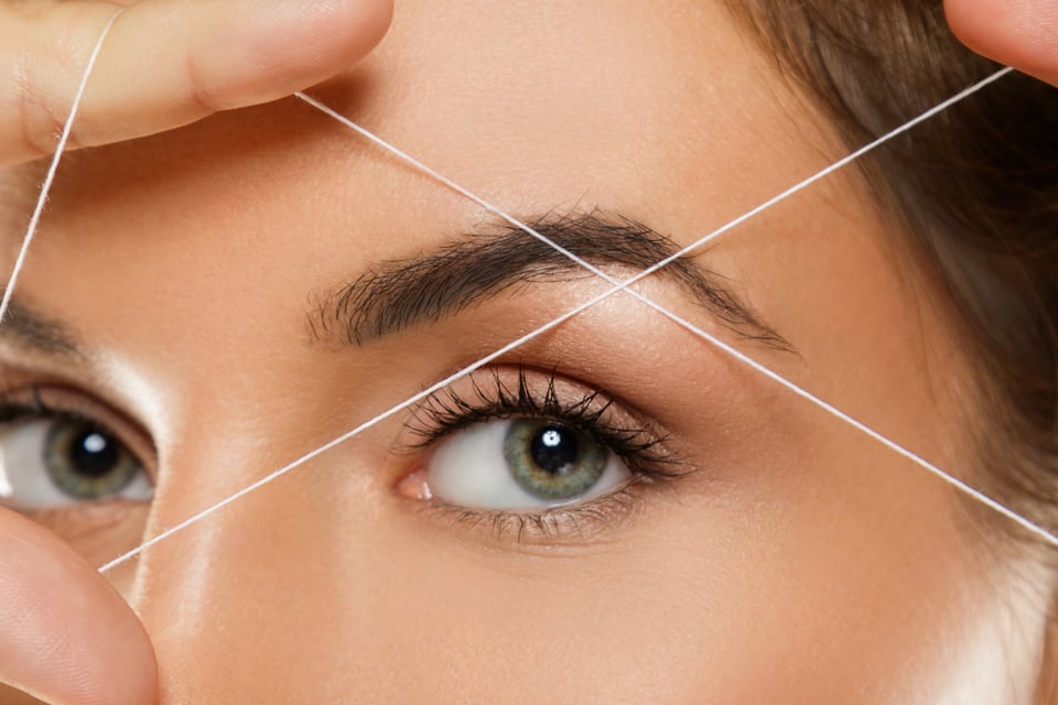 El truco para eliminar los pelos encarnados de las cejas featured image