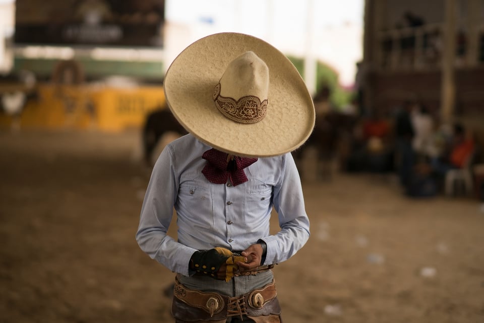 El Charro acude a tratamiento para sus uñas y le tunden en redes featured image