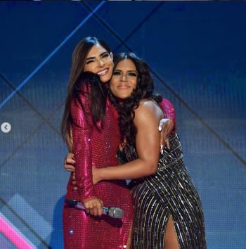 They attack them without mercy; Alejandra Espinoza appears with Francisca hosting the program "Our Latin Beauty"