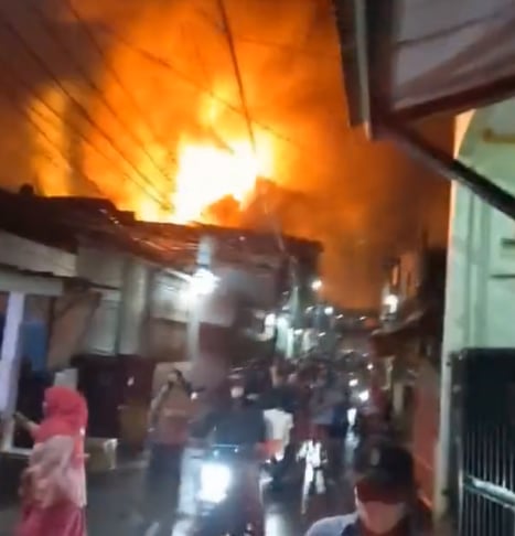 Incendio depósito combustible Indonesia