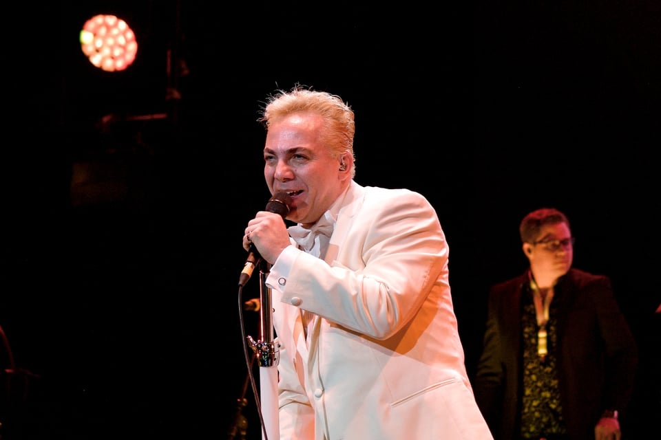 ¡Se desinhibe ante el público! Cristian Castro se quita el pudor en escenario y se muestra en paños menores featured image